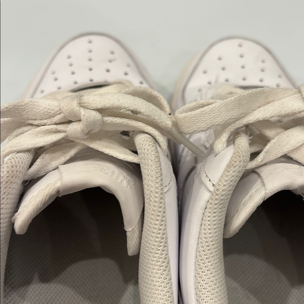 Nike Air Force 1 Women’s Triple White Sneakers 8.5 MINT CONDITION - Picture 9 of 9